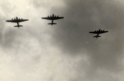 97923 Afbeelding van enkele Amerikaanse B-17 vliegtuigen boven de stad Utrecht, op weg om in het kader van de Operatie ...